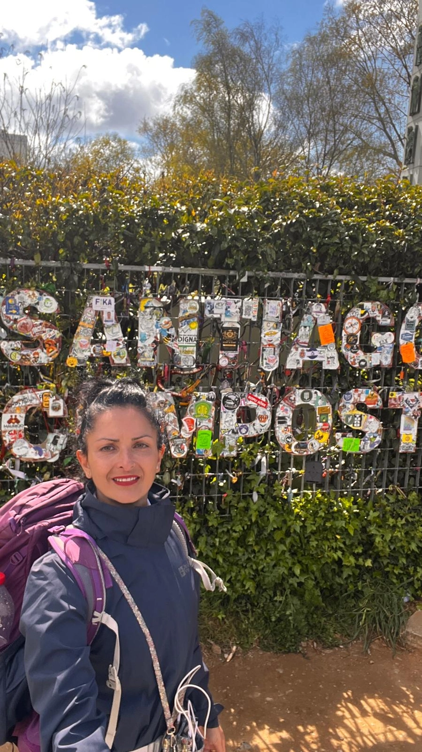 Mit Lida Pilgern - Pilgerreise-Coaching - Eine steinerne Wegmarkierung in Portugal, die 90 Kilometer nach Fátima entlang des „Caminho do Tejo“ anzeigt, mit einer gelben Jakobsmuschel und Richtungspfeilen.